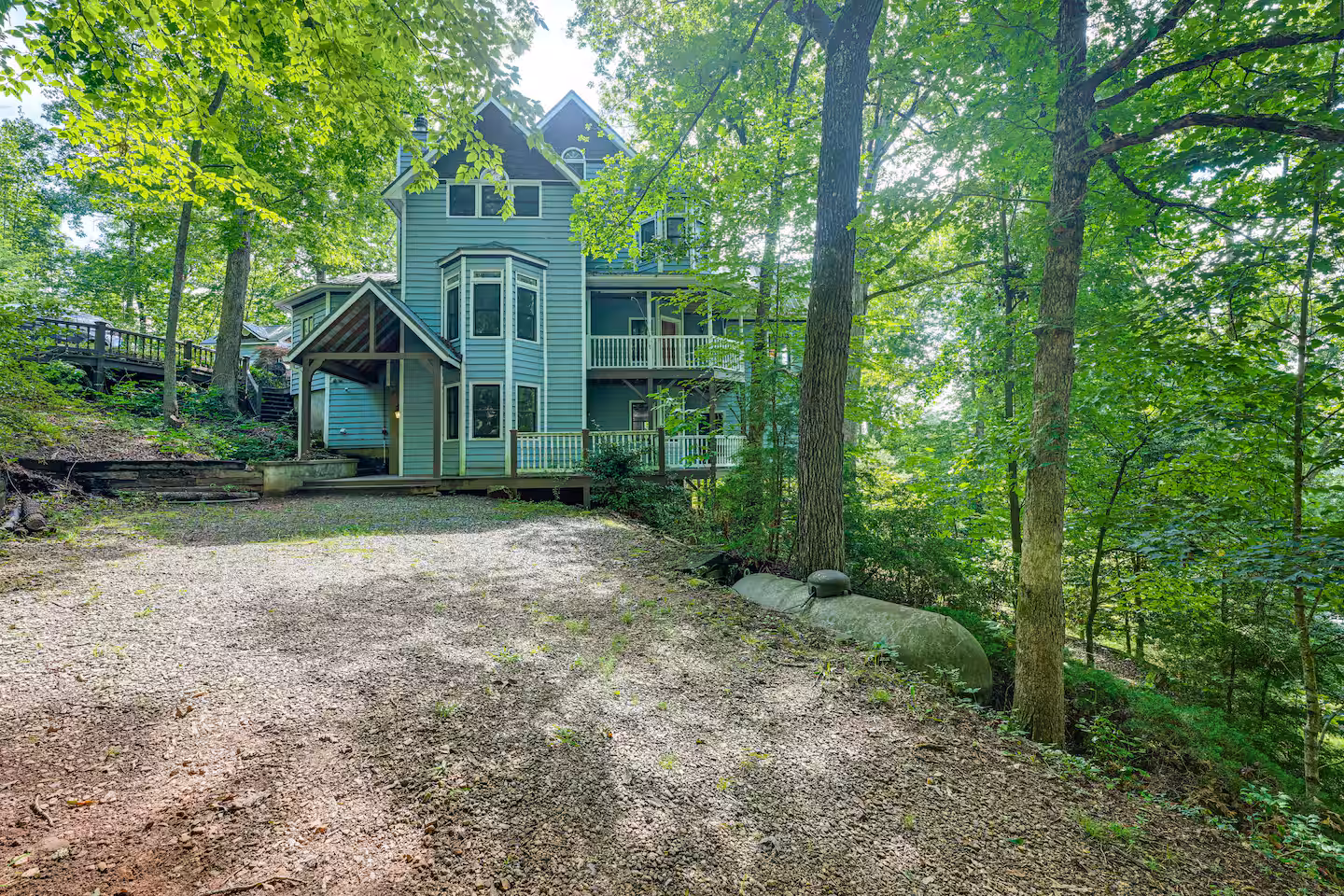 Chateau-style architecture of unique cabin in Franklin NC — Chateaux Wedgewood front view